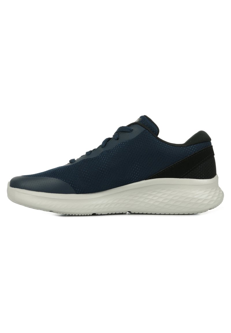 Scarpa sportiva navy con tomaia in mesh testurizzato, dettagli in gomma liscia e suola bianca ammortizzata. Presenta un design a profilo basso e chiusura con lacci.