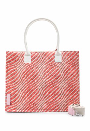 Bolsa tote tejida rectangular en coral y blanco con asas blancas y una correa desmontable a juego enrollada a su lado sobre un fondo blanco.