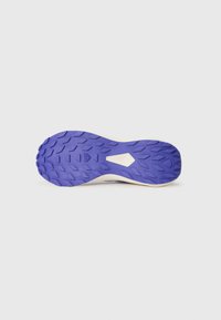 Semelle de chaussure avec une base en caoutchouc violet présentant un motif texturé pour l'adhérence, complétée par une semelle intermédiaire blanche et des bords lisses.