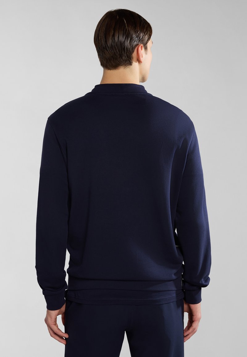 Marineblaues Langarm-Poloshirt mit weicher Textur und klassischem Design, mit einem Kragen und gerippten Bündchen, von hinten gezeigt.