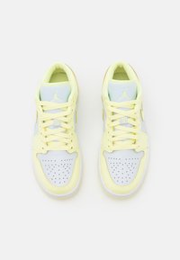 Jordan AIR JORDAN 1 LOW - Sapatilhas - pure platinum/citron tint/white