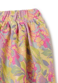 Tessuto floreale con base gialla, decorato con fiori rosa e grigi. Vita elastica, superficie texturizzata con pieghe arricciate.