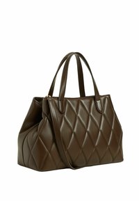 Borsa tote in pelle marrone con trapuntatura, dotata di doppi manici e una tracolla removibile. Presenta un design spazioso e una texture liscia.