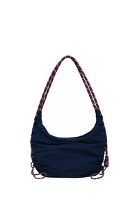 Navyfarbene Stoff-Schultertasche mit einer geschwungenen Form, die eine strukturierte Oberfläche und lila gestreifte Griffe mit gelben Akzenten aufweist.