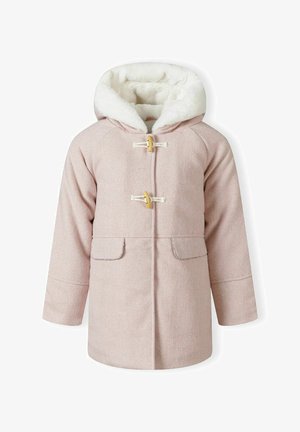 Rózsaszín halszálkás kabát puha, fehér kapucnival, böngészőkkel a záródáshoz, és két elülső zsebbel. Puha, texturált anyag a melegségért.