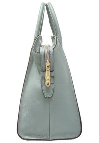 Strukturovaná kabelka z jemné světle modré kůže. Obsahuje zlatý zip a dvojité krátké uchyty. Šikmý design s hladkým povrchem.