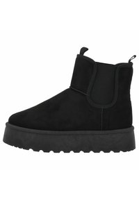 Botines de ante negro con una suela negra gruesa y texturizada, paneles laterales elásticos para poner y quitar fácilmente, y una lengüeta en la parte posterior.