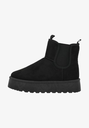 Schwarze Wildleder-Ankle-Boots mit einer dicken, strukturierten schwarzen Sohle, elastischen Seitenteilen für ein einfaches Anziehen und einer Schlaufe hinten.