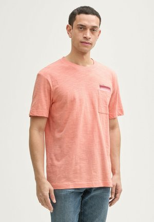 T-shirt da uomo a maniche corte in corallo melange, in tessuto misto cotone, con taschino sul lato sinistro e etichetta di contrasto.