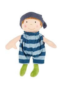 Weiche Puppe mit hellbraunem Haar und lächelndem Gesicht. Sie trägt gestreifte Overalls in Blau und Hellblau sowie eine blaue Mütze. Die Füße sind aus grünem Stoff.