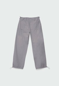 Lichtgrijze wijde broek met een elastische tailleband, twee achterzakken en verstelbare koordjes bij de boorden. Gladde textuur.
