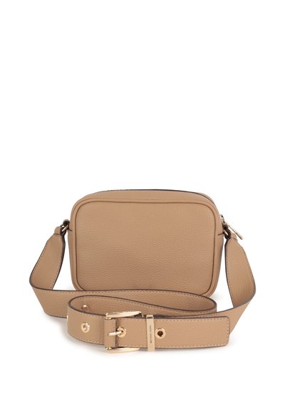 Borsa a tracolla in pelle beige testurizzata con forma rettangolare, tracolla regolabile e dettagli in metallo color oro. Presenta una chiusura con zip.