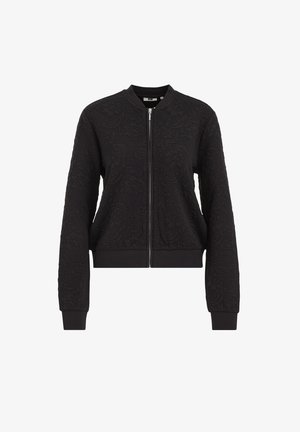 Mustmust mustkas, millel on struktureeritud lillemuster, ees lukuga sulgemine, ribatud varrukate ja äärega ning ümmargune kaelus.