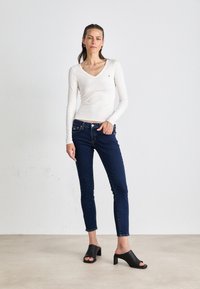 Tommy Jeans SLIM ESSENTIAL - Pitkähihainen paita - ancient white