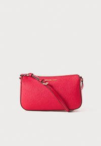 Sac à main rouge en cuir texturé avec fermeture éclair, bandoulière réglable et quincaillerie dorée. Présente un logo subtil sur le devant.