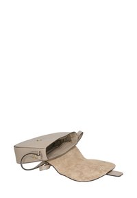 Borsa a mano in pelle beige con interno in morbido camoscio, forma rettangolare, apertura con pattina superiore e un piccolo dettaglio in metallo dorato.