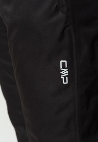 Pantalones negros para exteriores hechos de tela suave con un logo blanco "CMP" en el lateral. Diseño sencillo con bolsillos y un ajuste entallado.