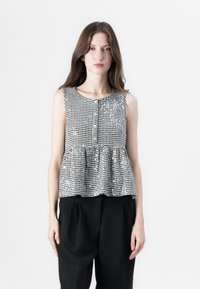 Čiernobiela kostkovaná bezrukávová blúzka s okrúhlym výstrihom, gombíkovým detailom a peplum spodným okrajom, vyrobená z ľahkého materiálu.