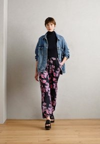 Lollys Laundry PANTS - Pantaloni - blue/pink