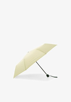 Beżowy kompaktowy parasol z czarną rączką i paskiem na nadgarstek, otwarty i przechylony pod kątem na białym tle.