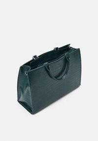 Groene handtas met krokodillenprint, een gestructureerde vorm, dubbele bovenhandvatten en een ritssluiting, met een glanzende textuur en zilverkleurige hardware accenten.