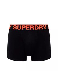 Sous-vêtements en coton noir avec un design ajusté et une ceinture élastique orange contrastante portant le texte "SUPERDRY". Texture lisse et sans motifs visibles.