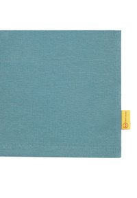 Teal katoenen t-shirt met een gladde textuur, voorzien van een rechte zoom en een klein geel label aan de zijkant met een logo en tekst.