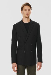 Czarna marynarka podwójnie zapięta, wykonana z teksturowanej tkaniny, z wyłogami, dwiema przednimi kieszeniami i czarnymi guzikami. Casualowy krój i usztywniona konstrukcja.