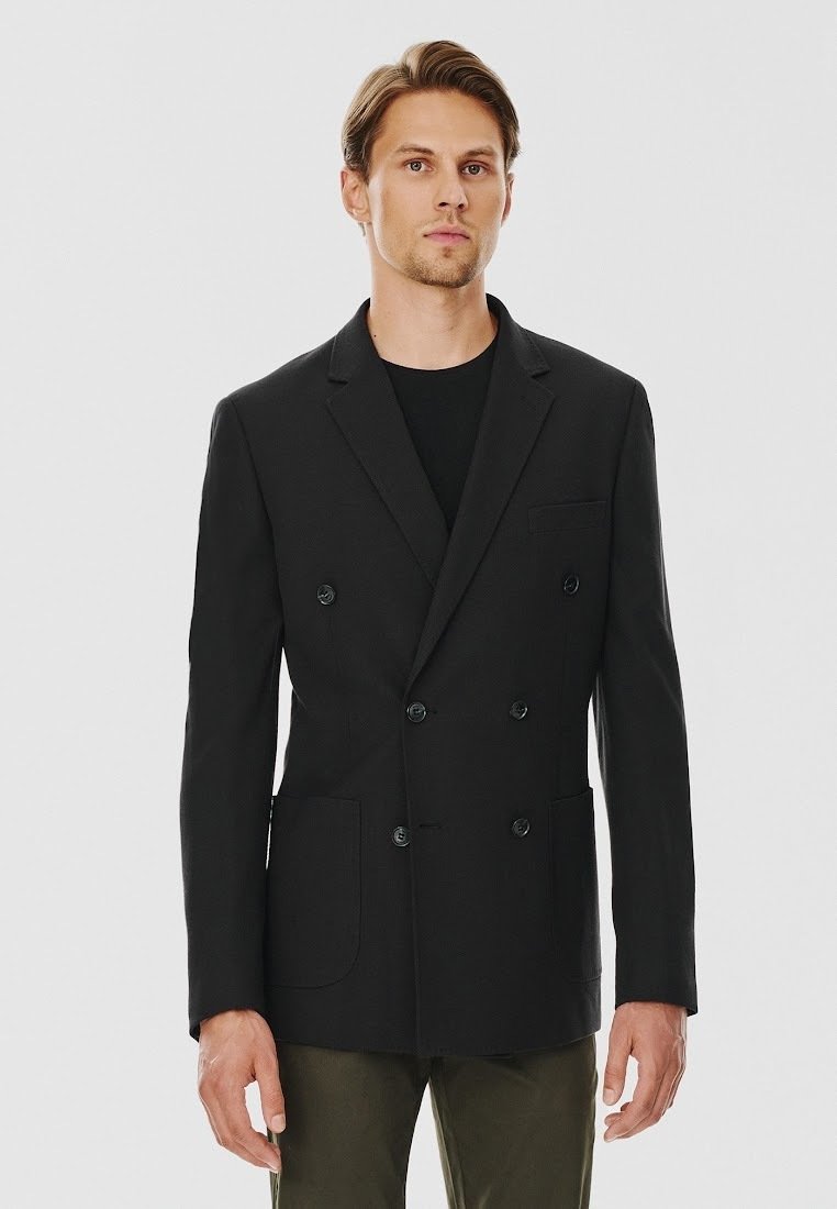Czarna marynarka podwójnie zapięta, wykonana z teksturowanej tkaniny, z wyłogami, dwiema przednimi kieszeniami i czarnymi guzikami. Casualowy krój i usztywniona konstrukcja.