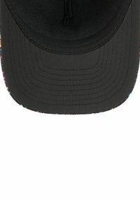Schwarze Kappe mit flachem Schirm und buntem gesprenkeltem Muster auf der Unterseite. Hergestellt aus mattem Stoff und mit gestickten Details entlang der Kanten.