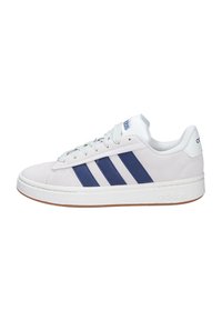 Sneaker in suede grigio chiaro con tre strisce navy, dettagli bianchi, punta tonda e suola in gomma beige. Presenta un design con lacci.