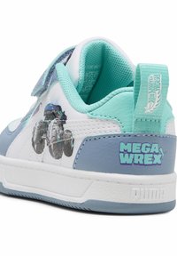 Sneaker per bambini in bianco e azzurro chiaro con rivestimento turchese, grafica di un camion monster truck a forma di dinosauro, "Mega Wrex" e loghi Puma sul tallone.