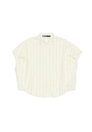 Chemise blanche à manches courtes avec des rayures verticales jaunes, conçue avec un col pointu et une fermeture à boutons, dotée d'un ourlet arrondi.