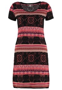 Robe en tricot à manches courtes, avec une base noire et des motifs colorés en rose et violet, incluant des formes géométriques et des rayures.