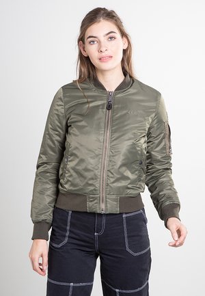 Olivgrüne Bomberjacke aus glänzendem Nylon mit einem Frontreißverschluss, gerippten Bündchen und einer Tasche am linken Ärmel.