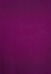 Lila tyg med en mjuk textur och subtil lyster. Materialet verkar lätt och har en solid färg utan mönster eller detaljer.