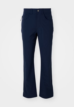 Pantaloni drept, bleumarin, cu bucle pentru curea, închidere cu nasture, buzunare frontale și un buzunar lateral cu fermoar, pe un fundal alb.