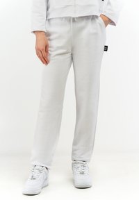 Unselected, optic white