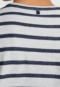T-shirt rayé gris et bleu marine avec une coupe décontractée, doté d'une texture douce et d'une étiquette dans le cou à l'arrière. Rayures horizontales espacées uniformément.