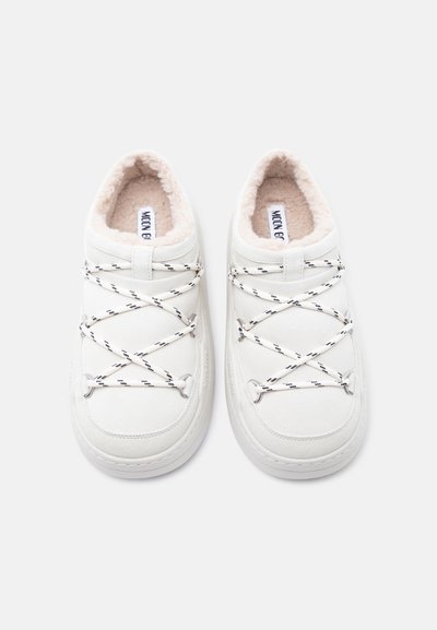 Λευκά αθλητικά παπούτσια με απαλό, χνουδωτό εσωτερικό, με ελαστικά κορδόνια σε μαύρο και λευκό χρώμα. Στρογγυλερή μύτη και ενισχυμένη σόλα.