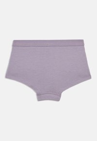 Lila bavlněné kalhotky s hladkou texturou, elastickým pasem a dokončenými okraji. Mají klasický hipsterský střih bez viditelných vzorů.