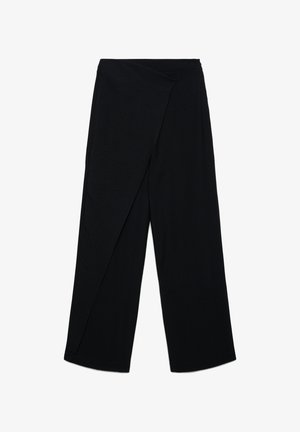 Schwarze Hosen mit weitem Bein, einem überlappenden Wickel-Frontpaneel und hoher Taille, gefertigt aus glattem, leichtem Stoff.