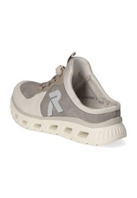 Leichter Sneaker mit einem Obermaterial in Grau und Beige, hergestellt aus Wildleder und Textil, einer dicken weißen Sohle mit Ausschnitten und einem dezenten Logo-Detail.
