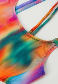 Kleurige zwemkleding met een gladde, rekbare stof en een verlooppatroon van oranje, roze, turquoise en paars. Dunne bandjes en gestikte naden.