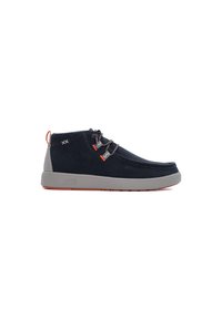 Stivaletti alla caviglia in suede blu navy con suola in gomma grigia, dettagli arancioni a contrasto e lacci tonali. Presentano una punta arrotondata e cuciture minime.