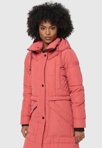 Roze pufferjack met een capuchon, voorzien van een ritssluiting, elastische manchetten en oversized zakken. Gelaagd textiel en een taille-invoering.