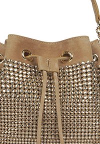 Bolso tipo cubo beige con una parte superior de ante texturizado y detalles de brillantes; cuenta con ojales en tono dorado y cierre de cuerda.