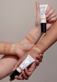 IsaDora SKIN TINT PERFECTING CREAM - Foundation - deep