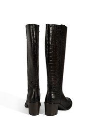 Schwarze kniehohe Stiefel mit Krokodilstruktur, gestapelten Absätzen und einer glatten Oberfläche an der Spitze. Verfügt über ein gerades Oberteil-Design.