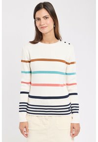 Pull blanc avec des rayures horizontales variées en marron, bleu-vert, rose et bleu marine. Présente des accents de boutons sur l'épaule et une texture côtelée.